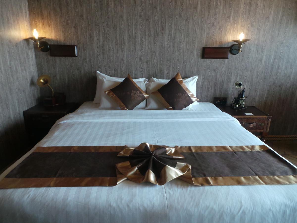 Vintage Luxury Yacht Hotel Yangon Exterior photo